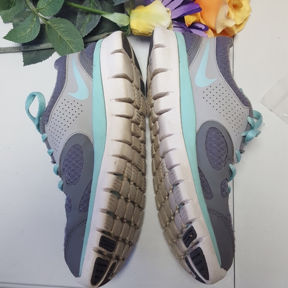 Women's Nike grey athletic shoes size 6 - Picture 4 of 8